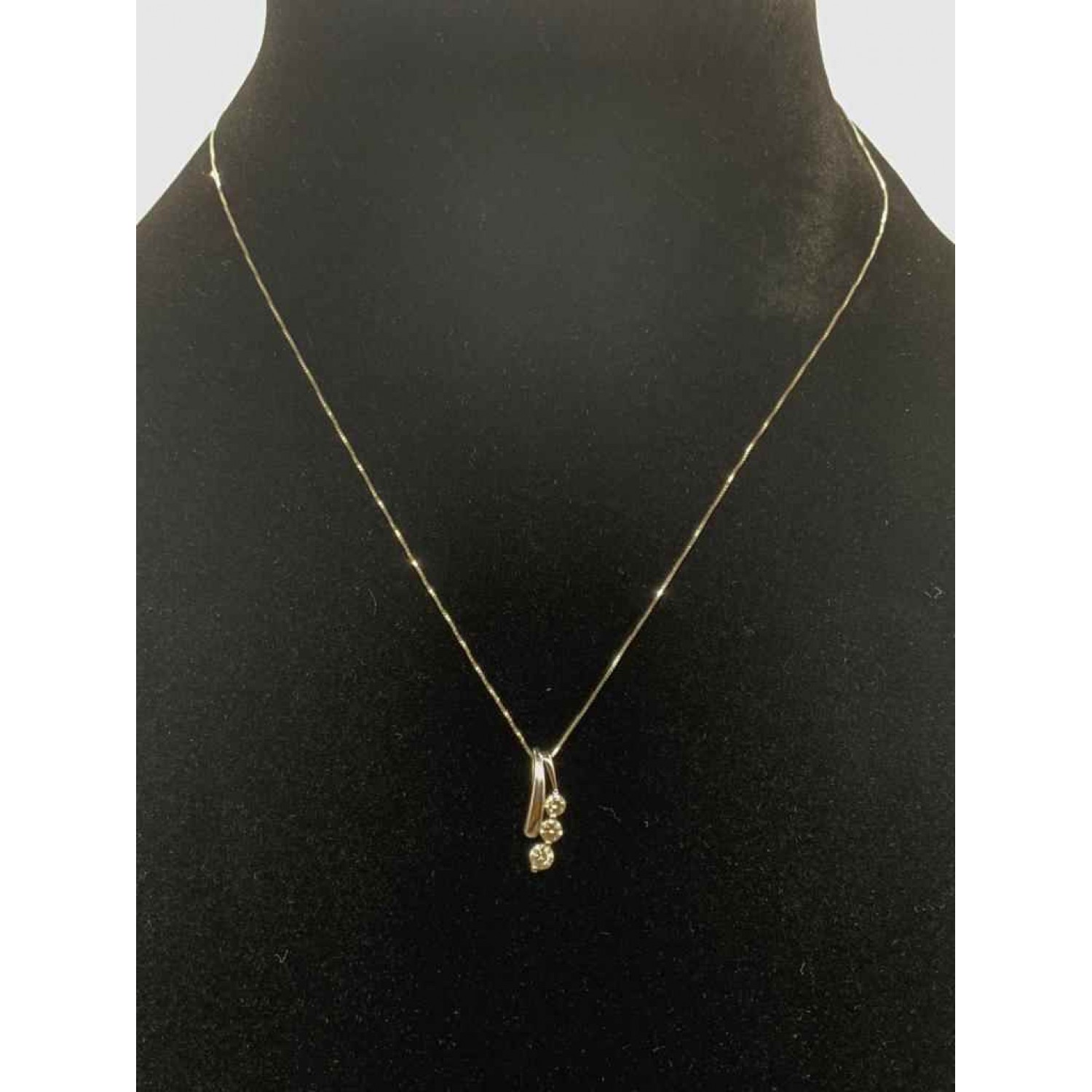 Enchanting Leafy 18K Gold Pendant Chain