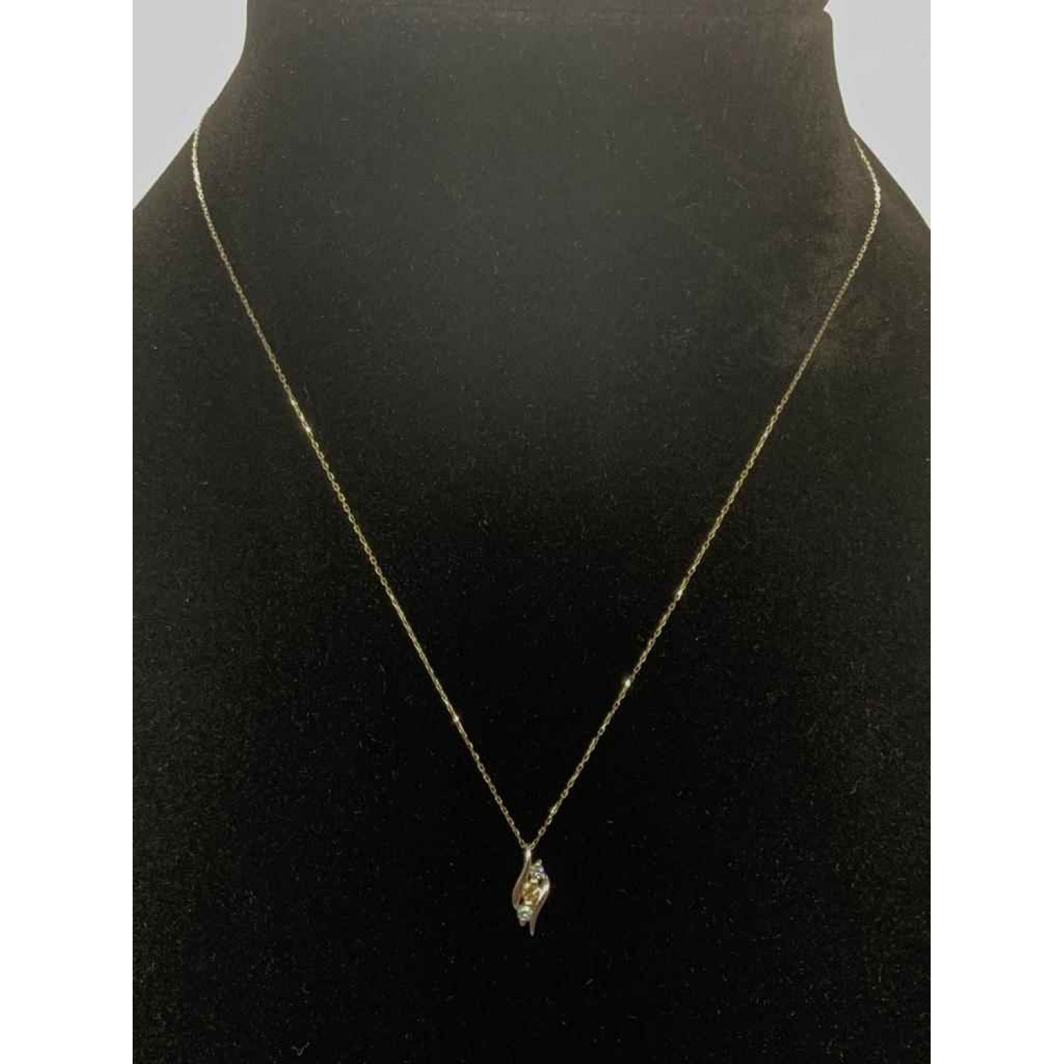 Ethical Contemporary Counch Pendant Chain