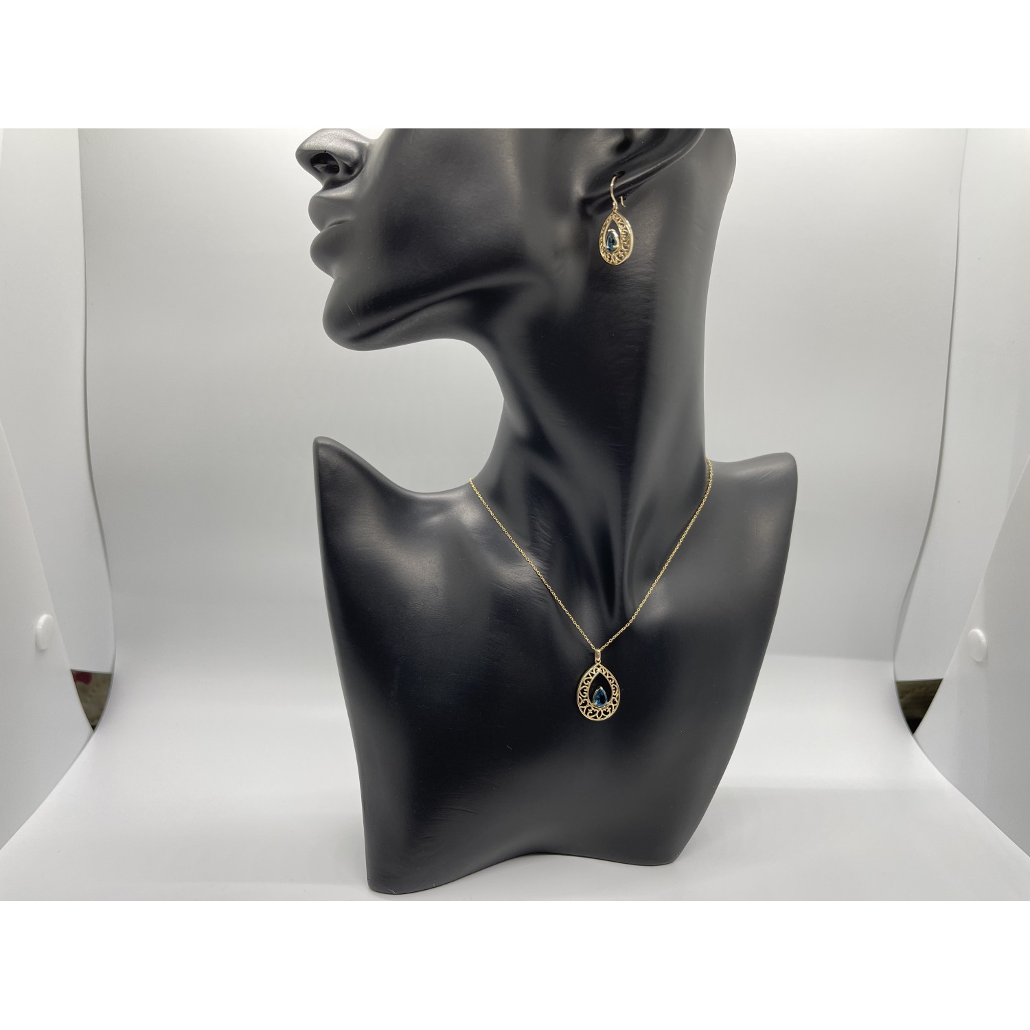 10K Yellow Gold Blue Sapphire Pendant